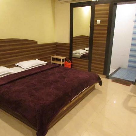 Hotel Laxmi Palace Ширди Экстерьер фото