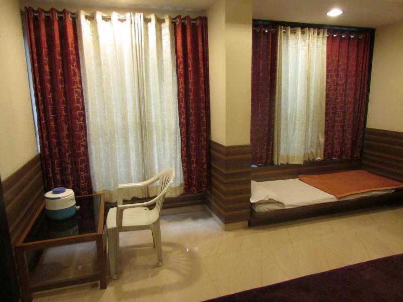 Hotel Laxmi Palace Ширди Экстерьер фото